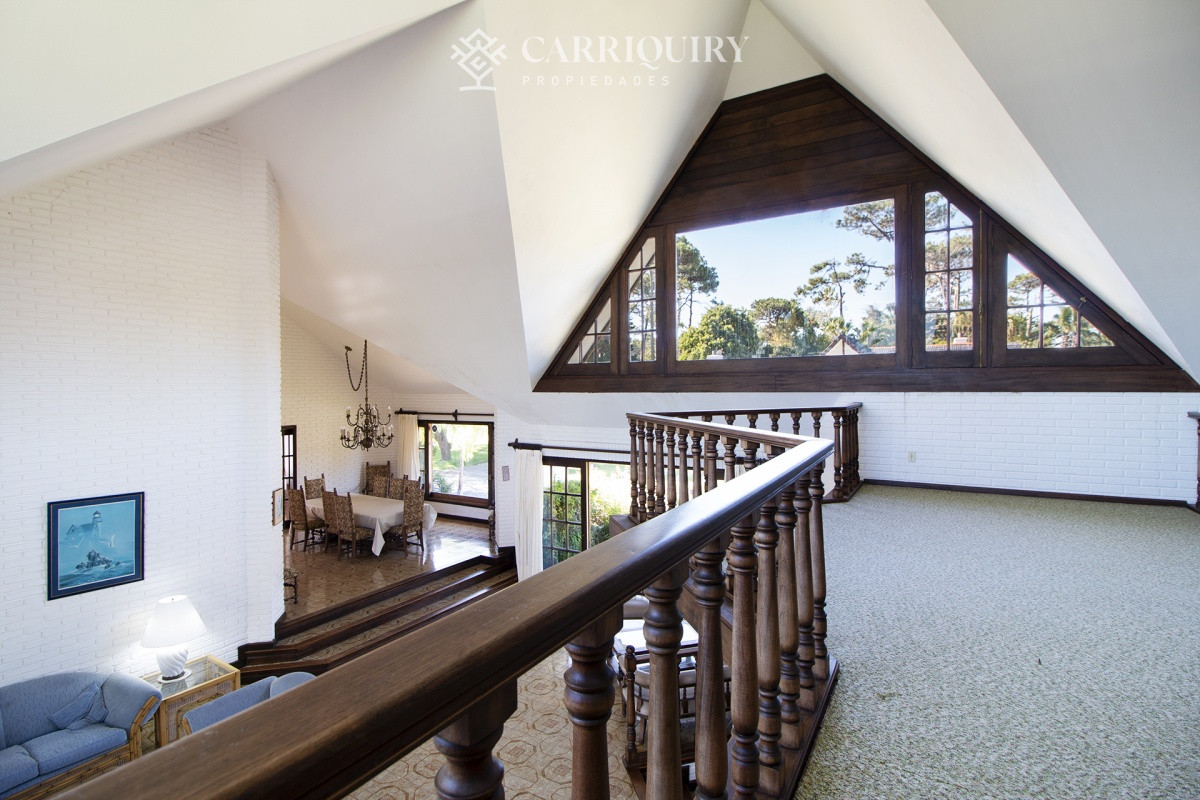 Casa ID.5128 - Venta de casa de 4 dormitorios más dependencia y hermosa piscina con gran parque en Playa Mansa, Punta del Este