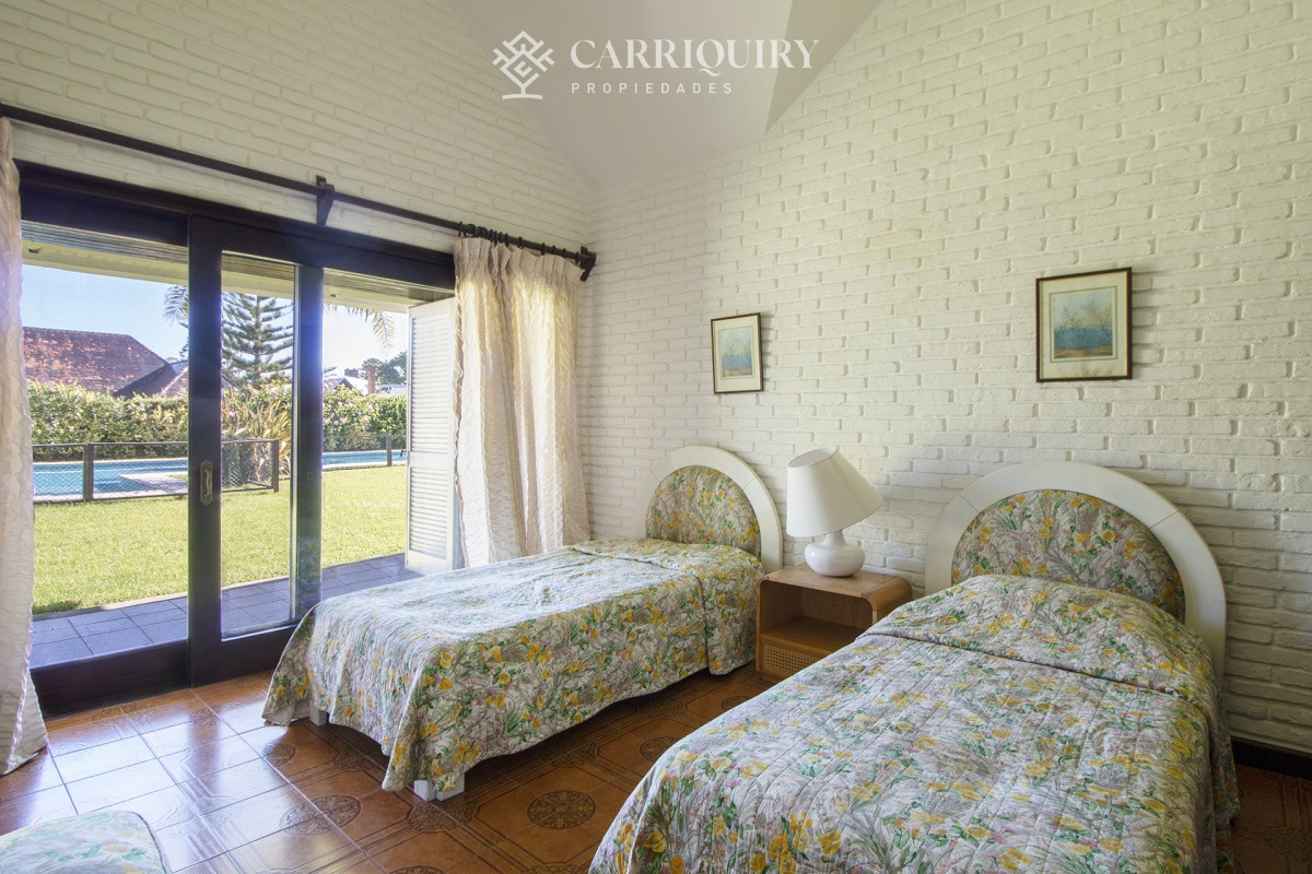 Casa ID.5128 - Venta de casa de 4 dormitorios más dependencia y hermosa piscina con gran parque en Playa Mansa, Punta del Este