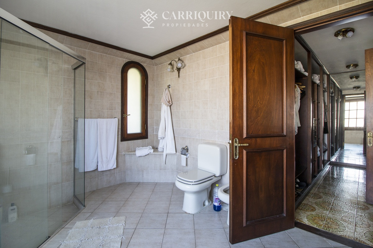 Casa ID.5128 - Venta de casa de 4 dormitorios más dependencia y hermosa piscina con gran parque en Playa Mansa, Punta del Este