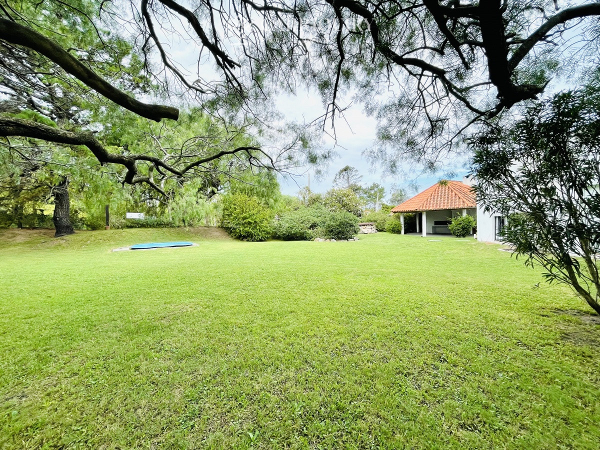 Casa ID.6217 - Casa de 4 Dormitorios, Parrillero y Piscina a pocos metros del Mar - Playa Mansa