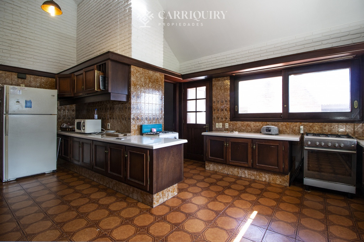 Casa ID.5128 - Venta de casa de 4 dormitorios más dependencia y hermosa piscina con gran parque en Playa Mansa, Punta del Este