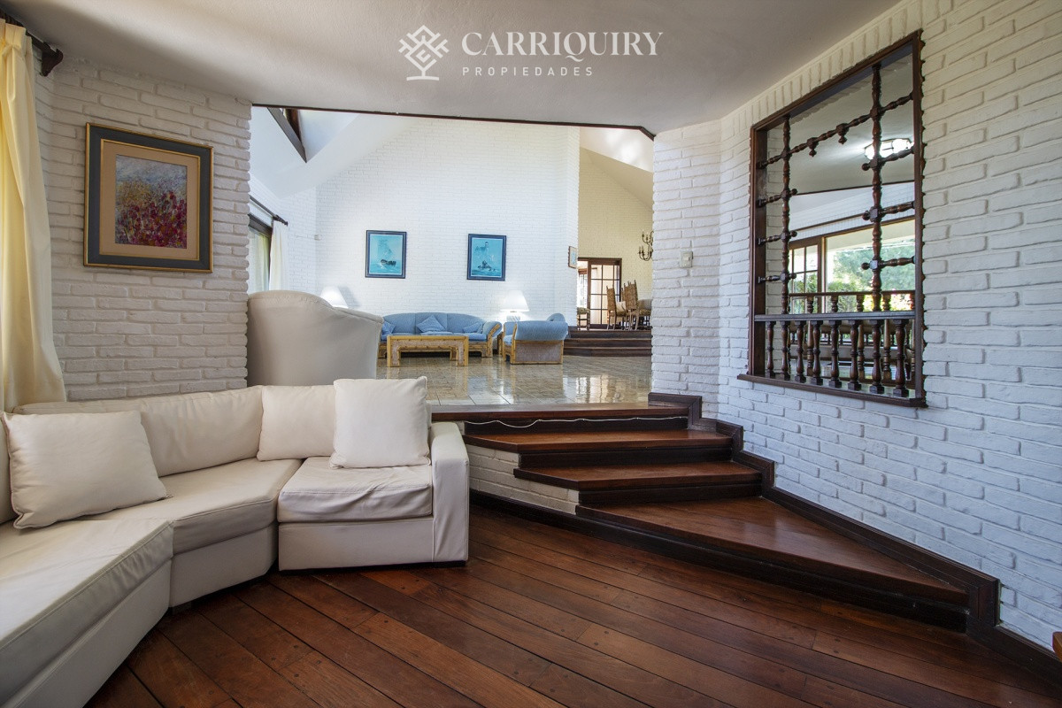 Casa ID.5128 - Venta de casa de 4 dormitorios más dependencia y hermosa piscina con gran parque en Playa Mansa, Punta del Este