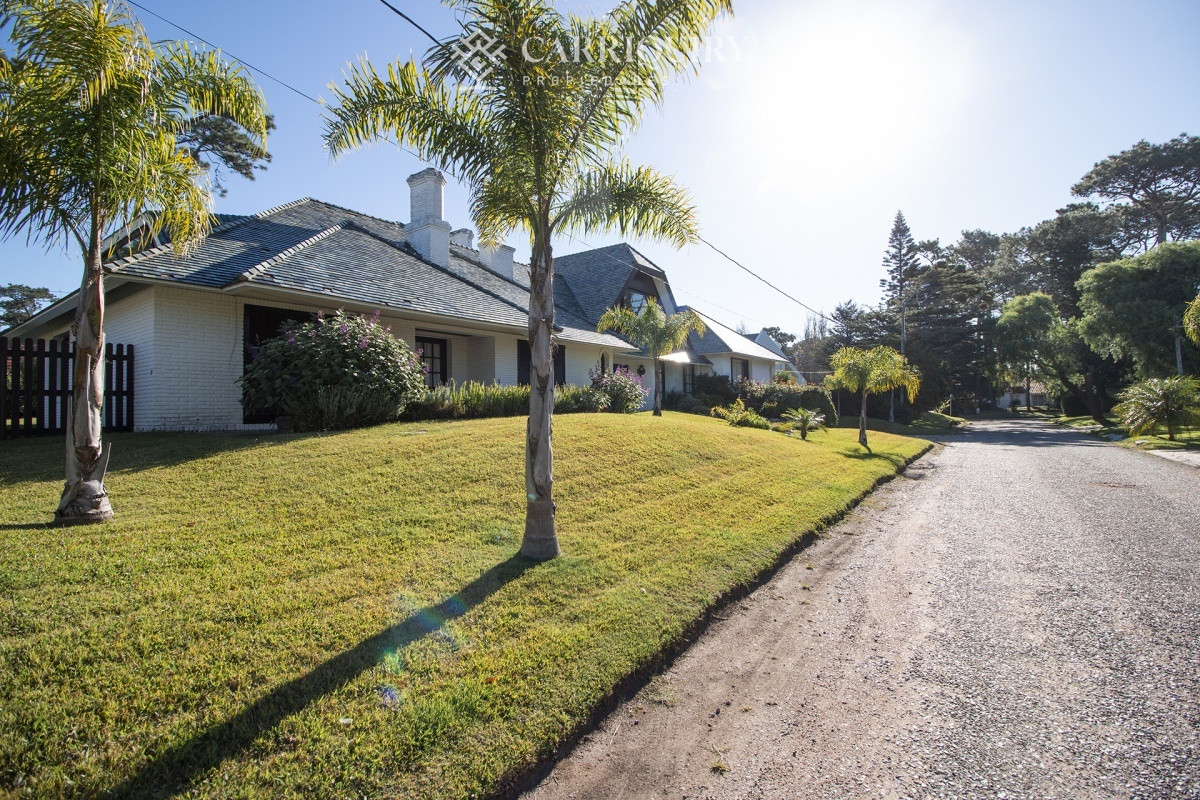 Casa ID.5128 - Venta de casa de 4 dormitorios más dependencia y hermosa piscina con gran parque en Playa Mansa, Punta del Este