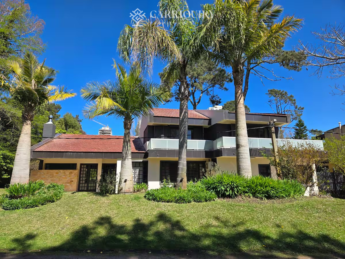 Casa ID.10469/Casa-de-categoría-en-Playa-Mansa-a-800-metros-del-mar,-5-Dormitorios,-Piscina-Climatizada-y-Barbacoa.-Punta-del-Este - Moderna Casa de 4 Dormitorios con Piscina Climatizada y Barbacoa en Punta del Este