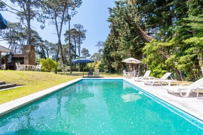 Espectacular Casa de Seis dormitorios y servicio en Venta en Lugano