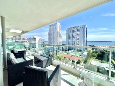 Venta de Apartamento de 2 Dormitorios y Parrillero en Playa Mansa, Punta del Este