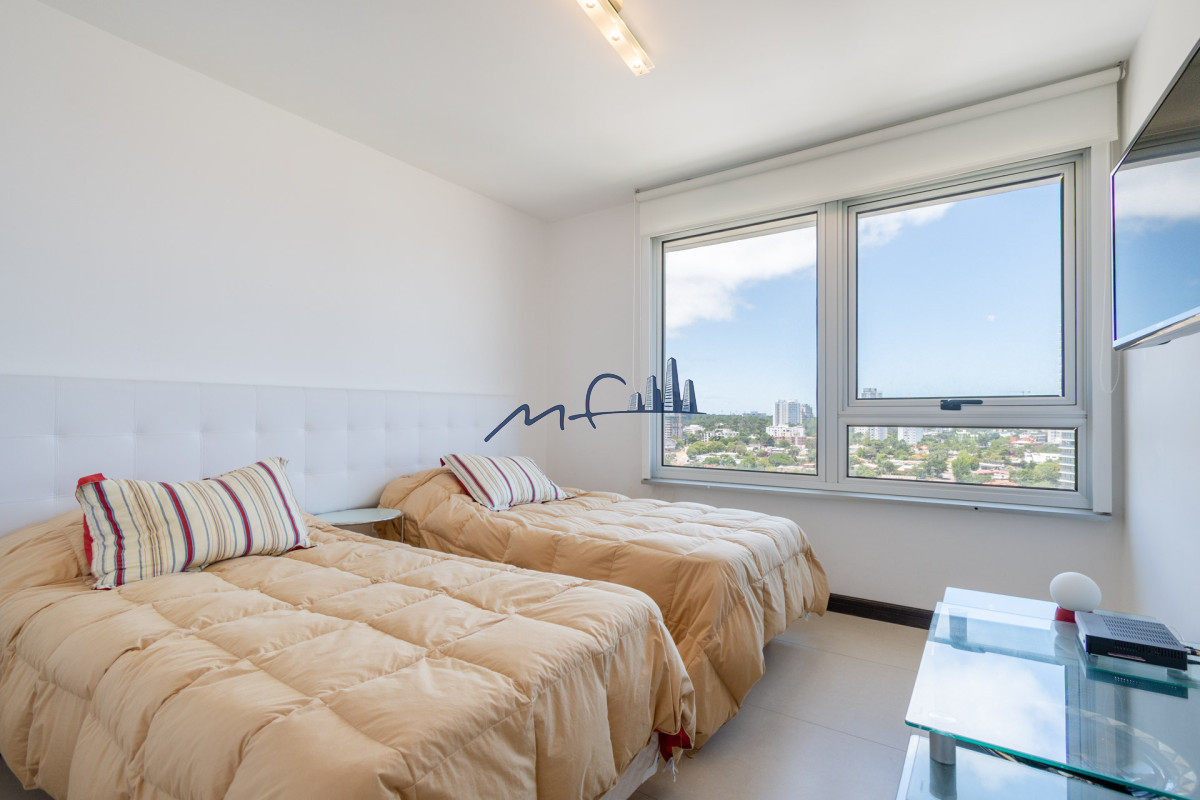 Apartamento ID.484 - Venta de Excelente Apartamento de 3 Dormitorios con Vista al Mar, Playa Mansa, Punta del Este