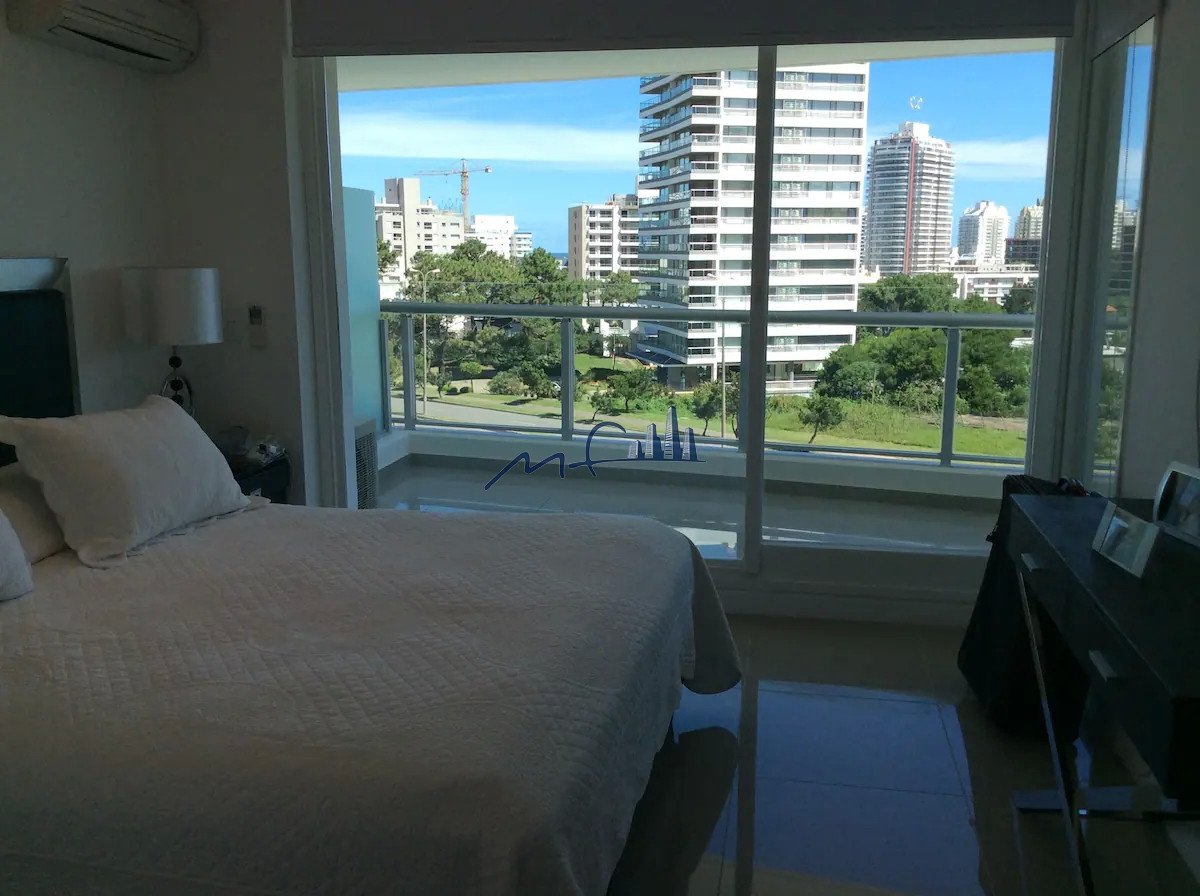 Apartamento ID.408 - Venta y alquiler de moderno departamento de tres dormitorios más dependencia a pasos de Playa Brava