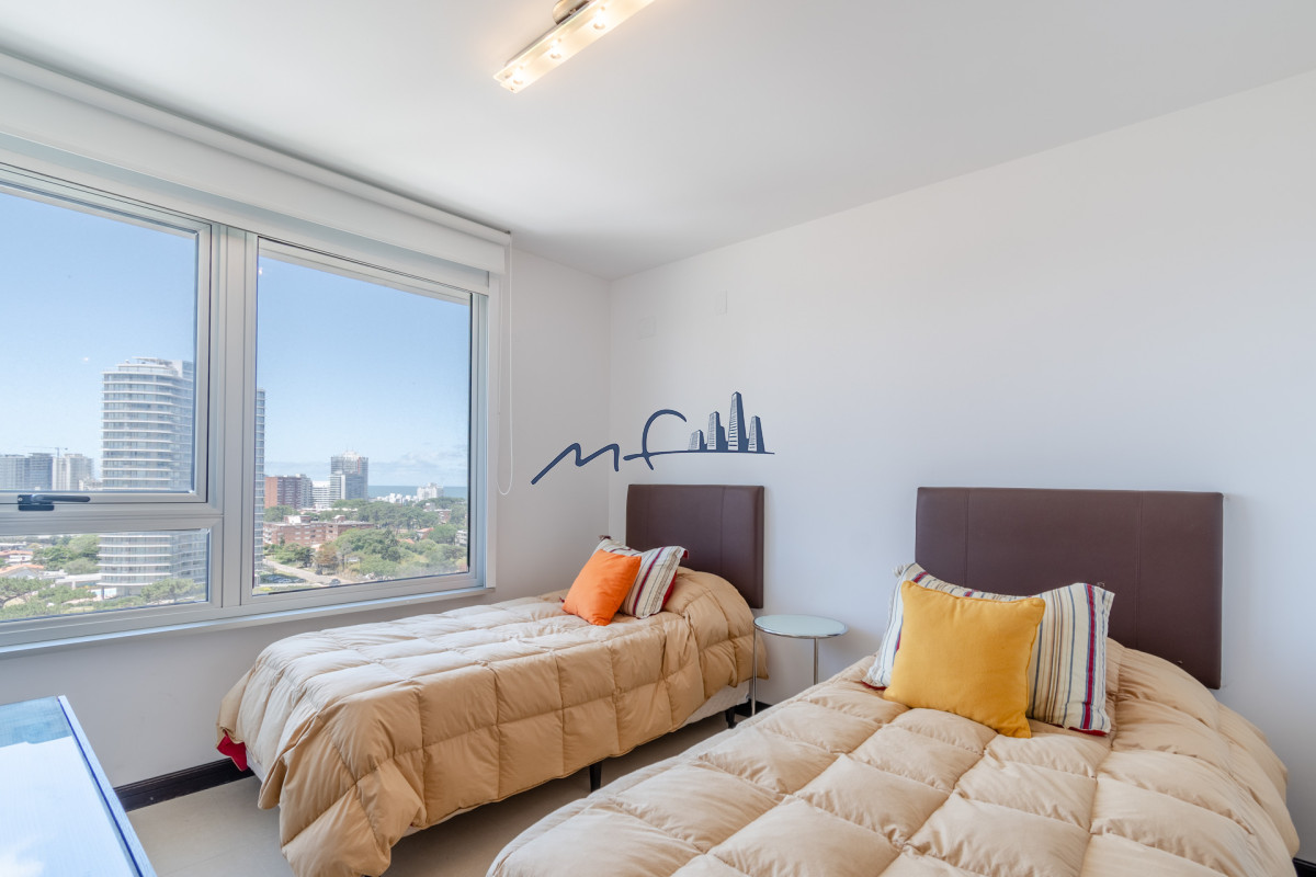Apartamento ID.484 - Venta de Excelente Apartamento de 3 Dormitorios con Vista al Mar, Playa Mansa, Punta del Este
