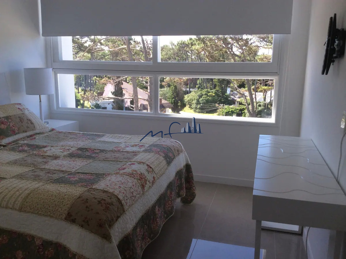 Apartamento ID.408 - Venta y alquiler de moderno departamento de tres dormitorios más dependencia a pasos de Playa Brava