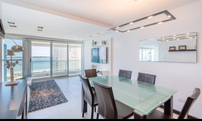 Venta de Excelente Apartamento de 3 Dormitorios con Vista al Mar, Playa Mansa, Punta del Este