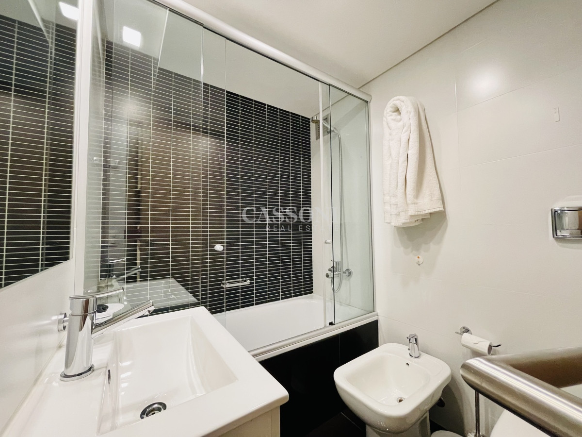 Apartamento ID.2242 - Apartamento de 3 Dormitorios y Dependencia, con Parrillero y Vista al Mar en Playa Brava, Punta del Este 