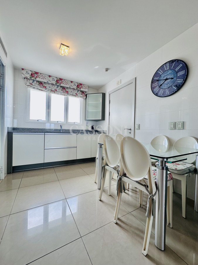 Apartamento ID.2594 - Lujoso Penthouse de 4 Dormitorios con Vista al Mar sobre Playa Mansa, Punta del Este