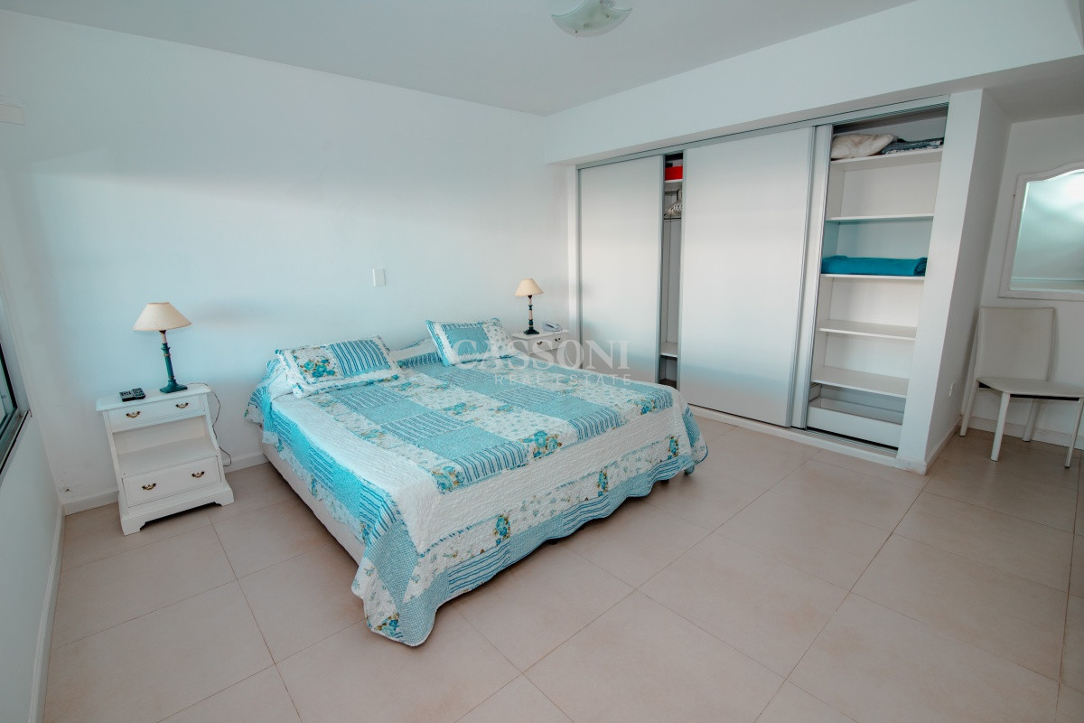 Apartamento ID.1695 - Oportunidad en Venta de Apartamento de planta baja con salida al jardín de tres dormitorios en Playa Montoya