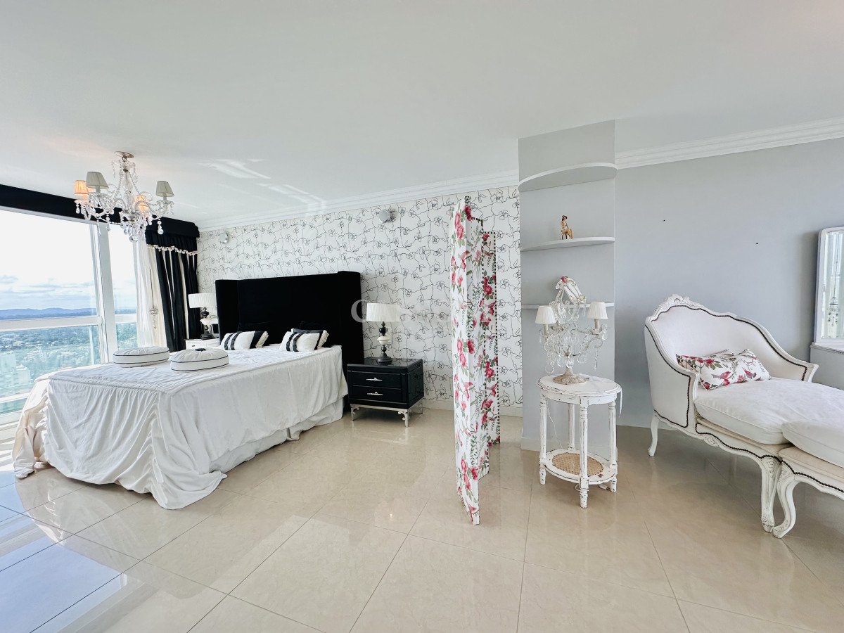 Apartamento ID.2594 - Lujoso Penthouse de 4 Dormitorios con Vista al Mar sobre Playa Mansa, Punta del Este