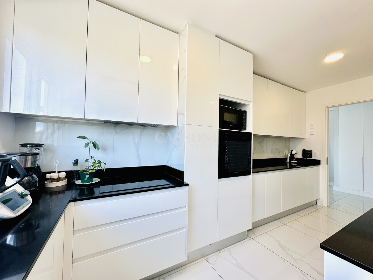 Apartamento ID.4230 - Apartamento Frente al Mar de 3 Dormitorios y Dependencia en Playa Mansa, Punta del Este 