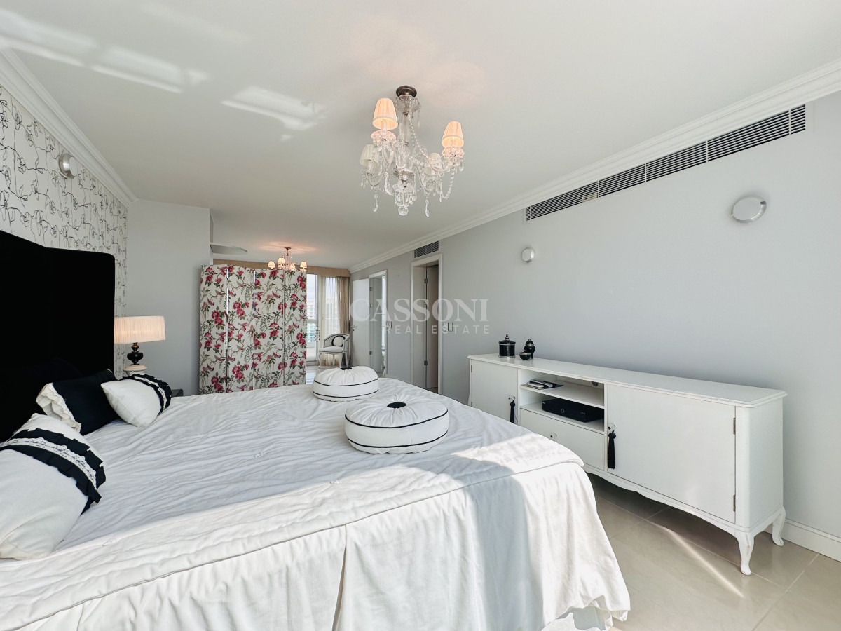 Apartamento ID.2594 - Lujoso Penthouse de 4 Dormitorios con Vista al Mar sobre Playa Mansa, Punta del Este