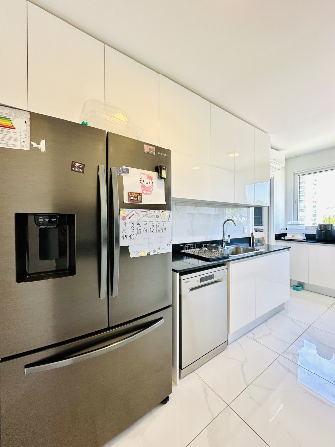 Apartamento ID.4230 - Apartamento Frente al Mar de 3 Dormitorios y Dependencia en Playa Mansa, Punta del Este 