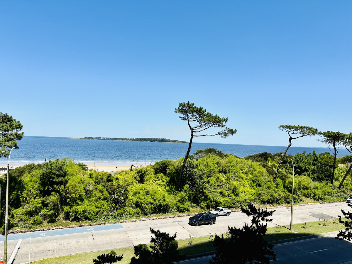 Apartamento ID.4230 - Apartamento Frente al Mar de 3 Dormitorios y Dependencia en Playa Mansa, Punta del Este 
