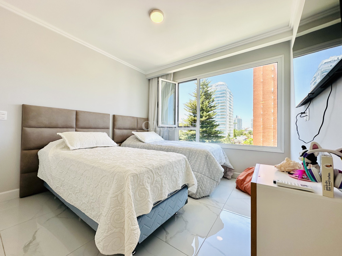 Apartamento ID.4230 - Apartamento Frente al Mar de 3 Dormitorios y Dependencia en Playa Mansa, Punta del Este 