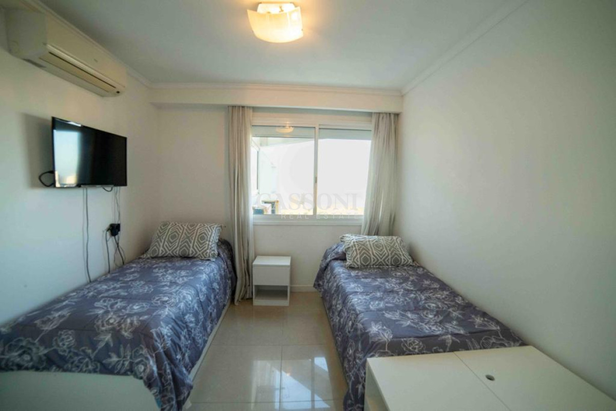Apartamento ID.2608 - Moderno Apartamento de 2 Dormitorios en Venta, Playa Mansa 