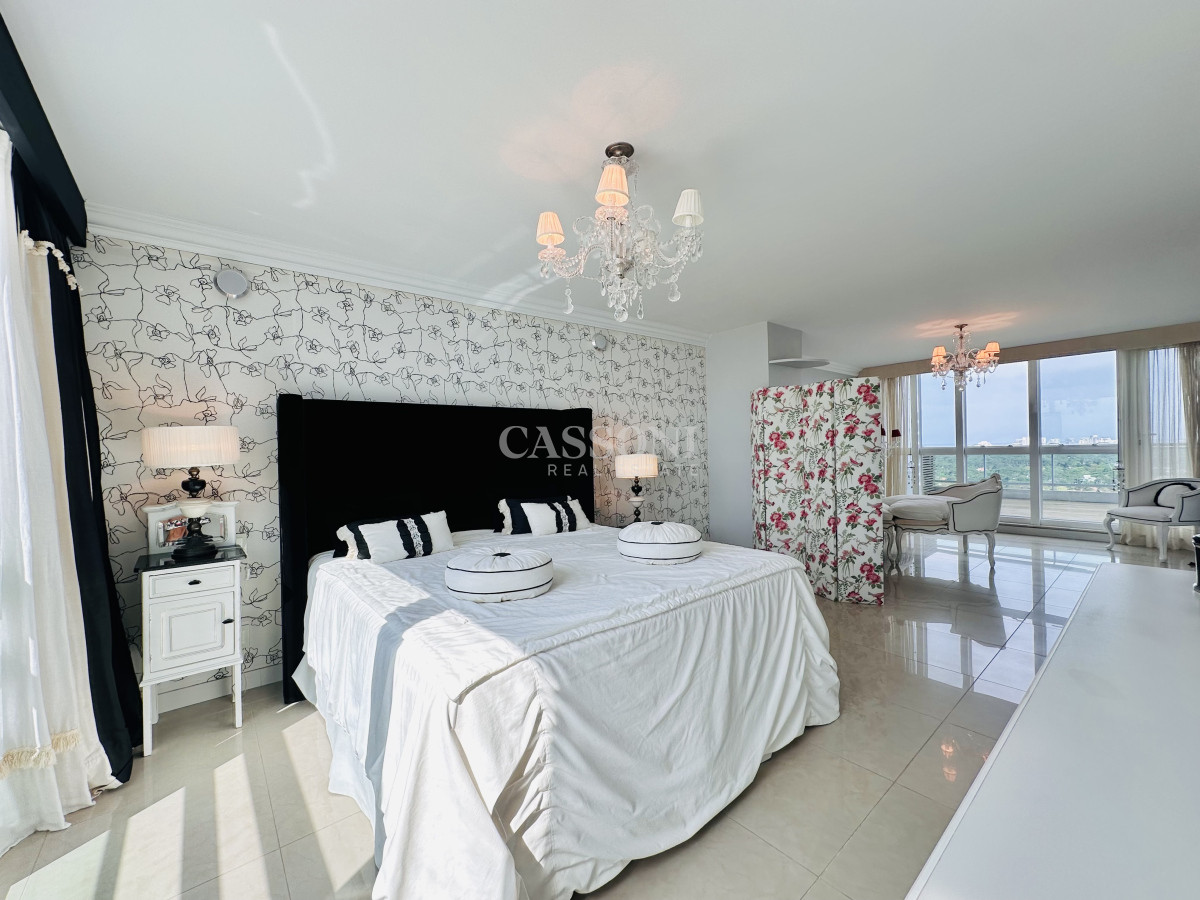 Apartamento ID.2594 - Lujoso Penthouse de 4 Dormitorios con Vista al Mar sobre Playa Mansa, Punta del Este