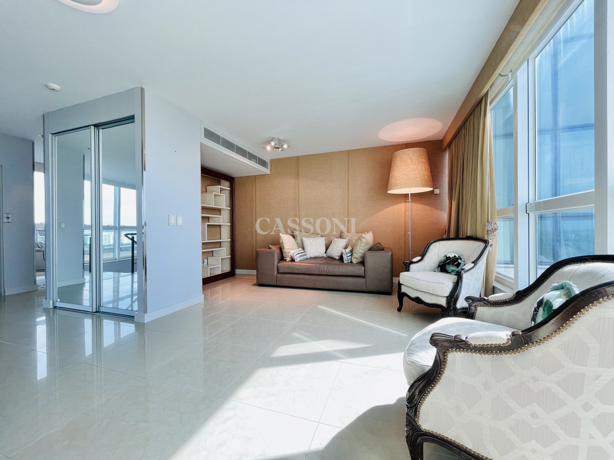 Apartamento ID.2594 - Lujoso Penthouse de 4 Dormitorios con Vista al Mar sobre Playa Mansa, Punta del Este