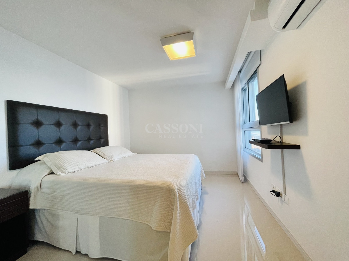 Apartamento ID.2242 - Apartamento de 3 Dormitorios y Dependencia, con Parrillero y Vista al Mar en Playa Brava, Punta del Este 
