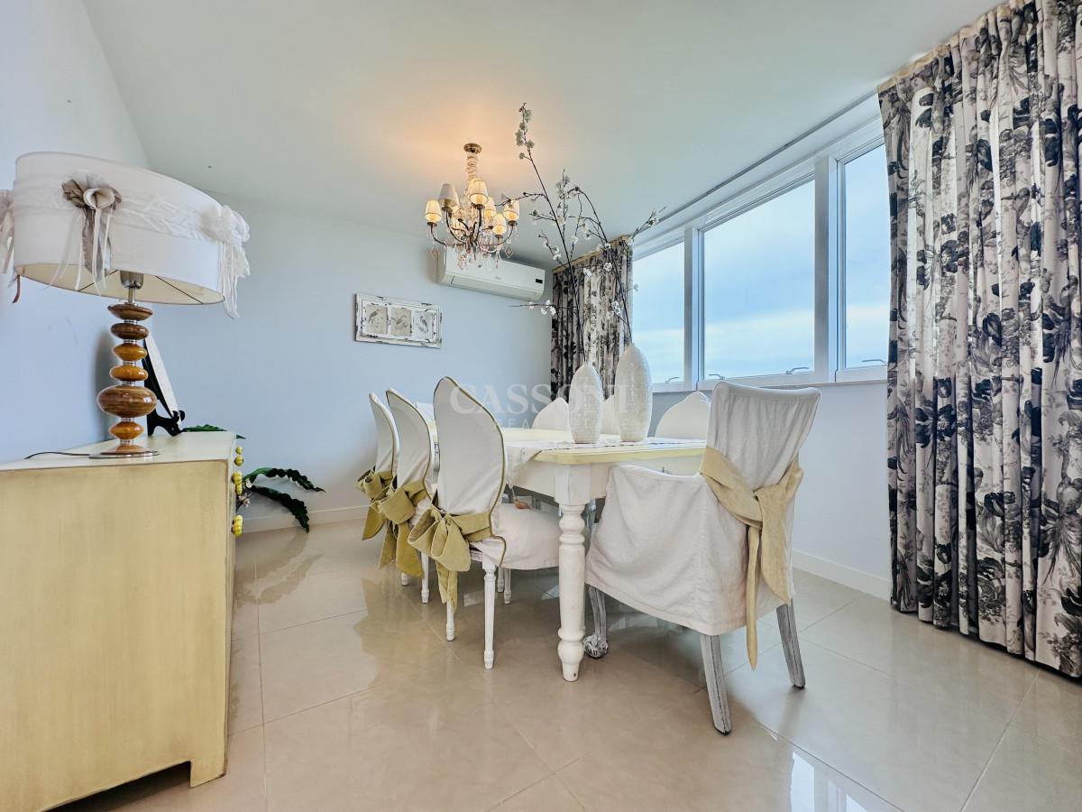 Apartamento ID.2594 - Lujoso Penthouse de 4 Dormitorios con Vista al Mar sobre Playa Mansa, Punta del Este