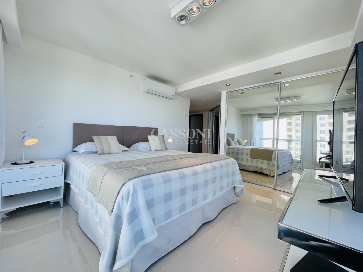 Apartamento ID.2241 - Apartamento con Vista al Mar de 3 Dormitorios y Dependencia + Parrillero en Playa Brava, Punta del Este 