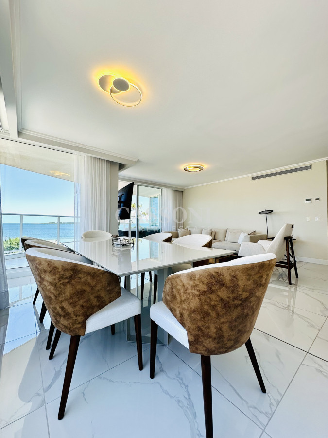 Apartamento ID.4230 - Apartamento Frente al Mar de 3 Dormitorios y Dependencia en Playa Mansa, Punta del Este 
