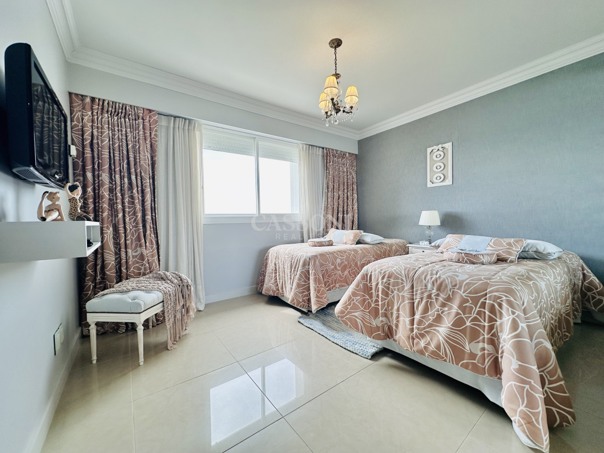 Apartamento ID.2594 - Lujoso Penthouse de 4 Dormitorios con Vista al Mar sobre Playa Mansa, Punta del Este