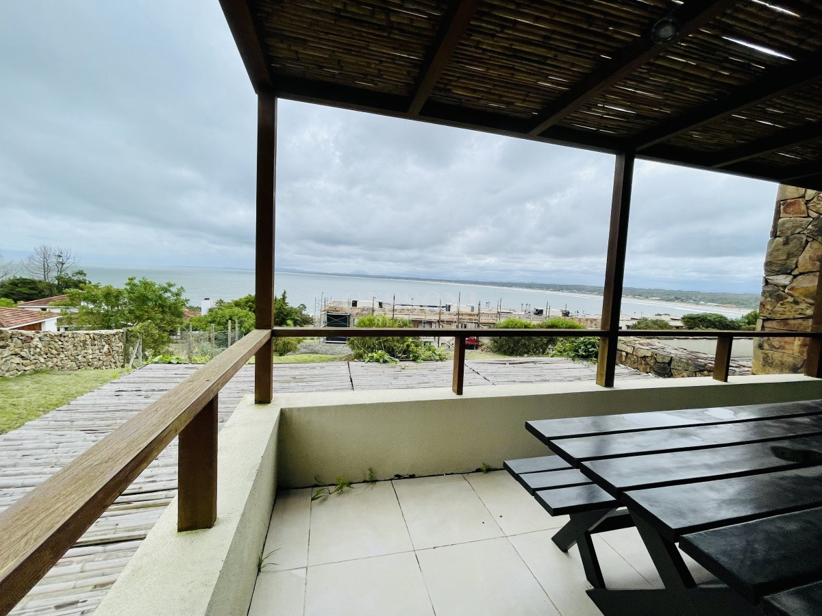 Apartamento ID.3989 - Venta de apartamento de dos dormitorios con parrillero en complejo privado de Punta Ballena