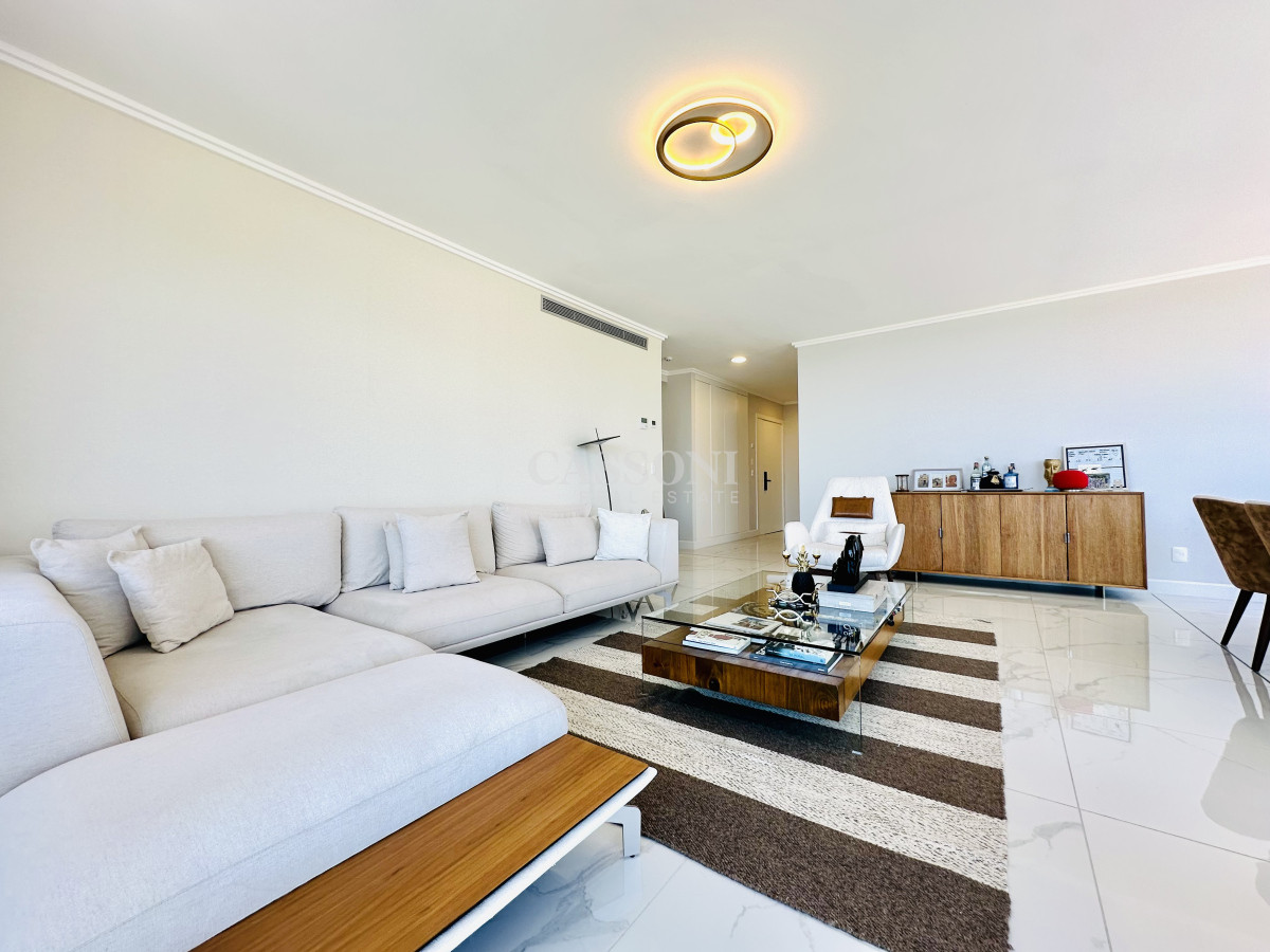 Apartamento ID.4230 - Apartamento Frente al Mar de 3 Dormitorios y Dependencia en Playa Mansa, Punta del Este 