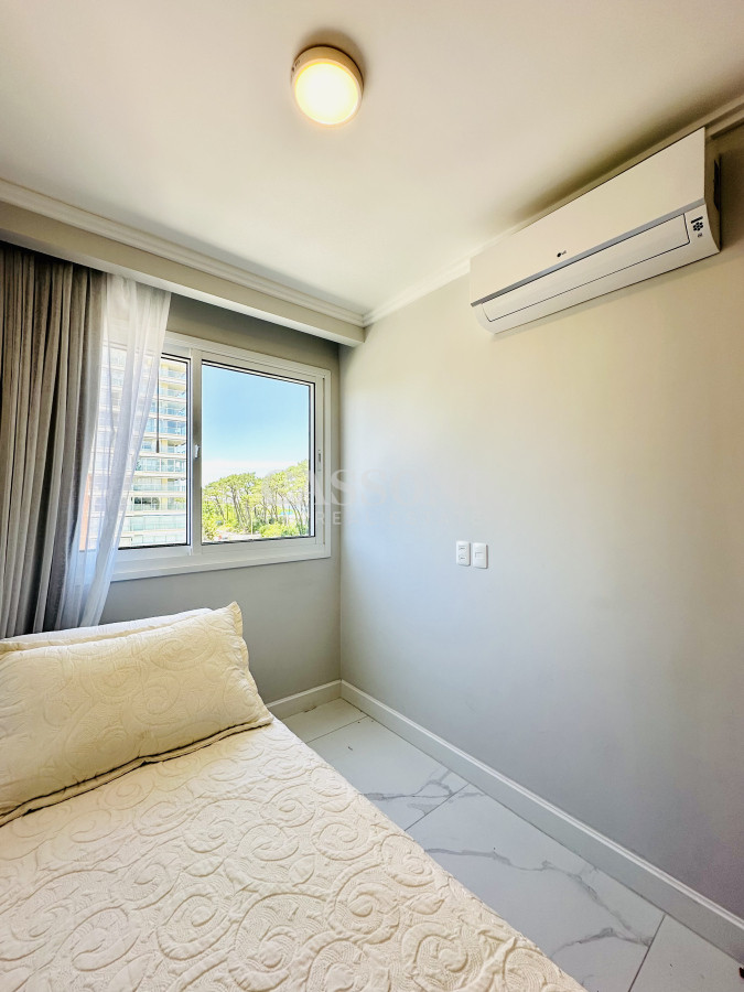 Apartamento ID.4230 - Apartamento Frente al Mar de 3 Dormitorios y Dependencia en Playa Mansa, Punta del Este 