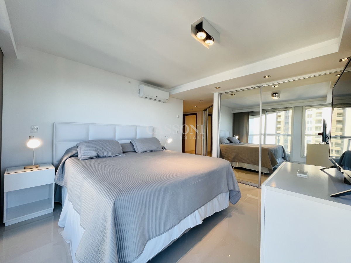 Apartamento ID.2242 - Apartamento de 3 Dormitorios y Dependencia, con Parrillero y Vista al Mar en Playa Brava, Punta del Este 