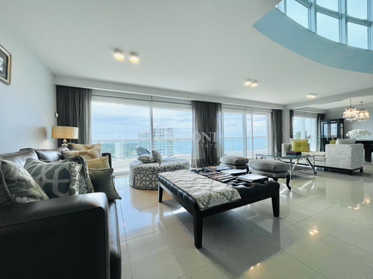 Apartamento ID.2594 - Lujoso Penthouse de 4 Dormitorios con Vista al Mar sobre Playa Mansa, Punta del Este
