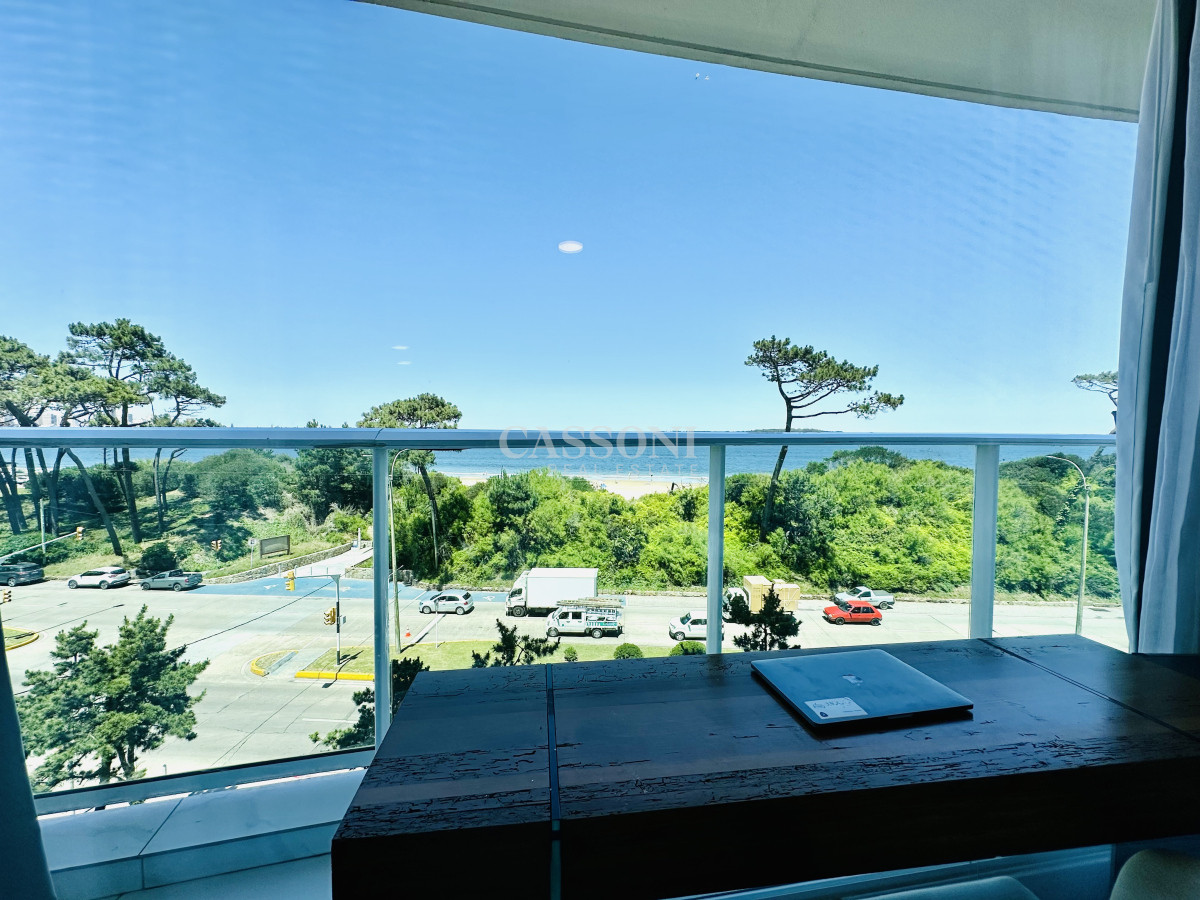 Apartamento ID.4230 - Apartamento Frente al Mar de 3 Dormitorios y Dependencia en Playa Mansa, Punta del Este 