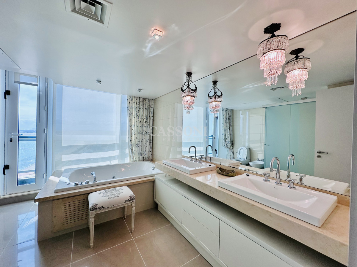 Apartamento ID.2594 - Lujoso Penthouse de 4 Dormitorios con Vista al Mar sobre Playa Mansa, Punta del Este