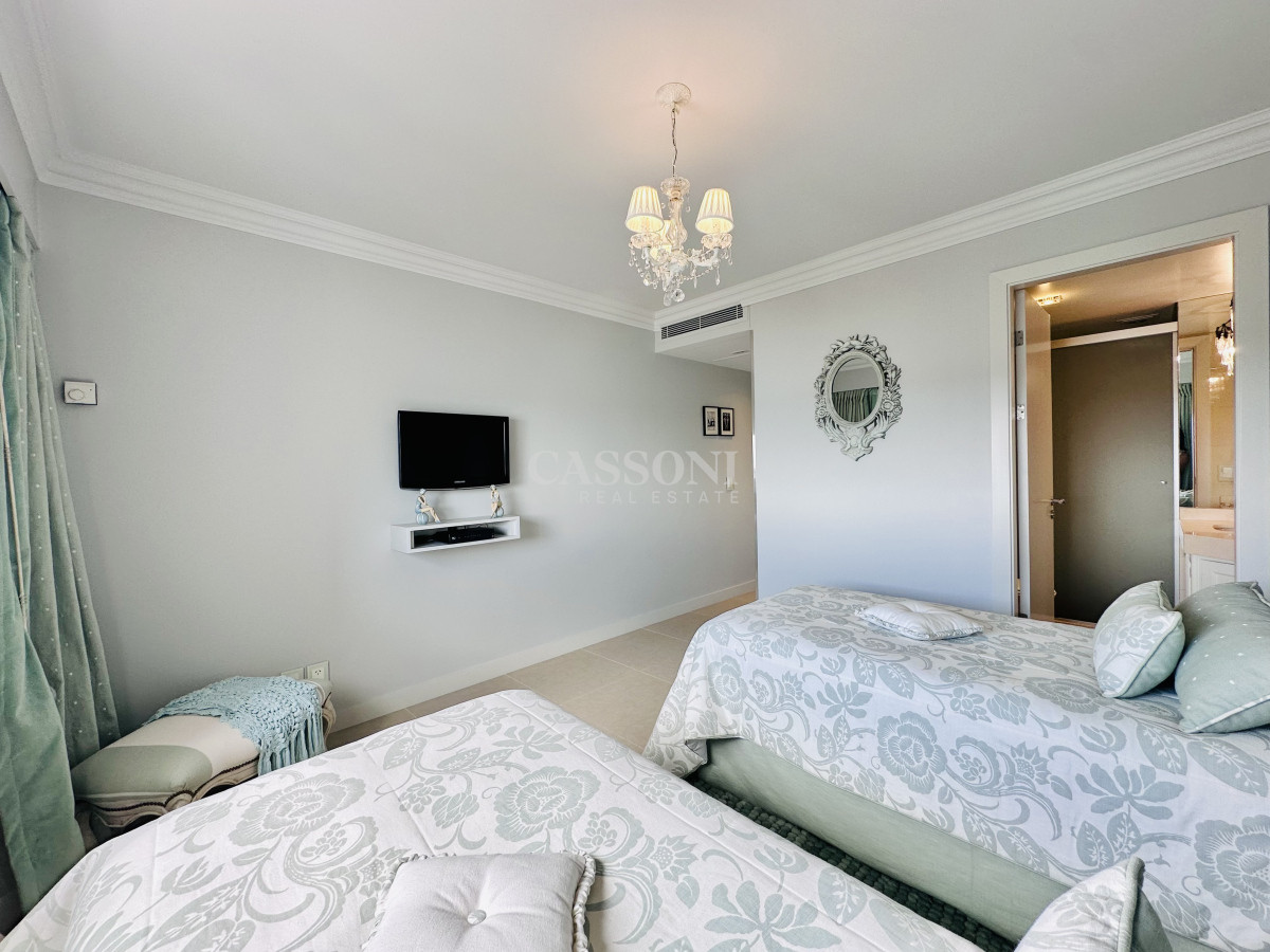 Apartamento ID.2594 - Lujoso Penthouse de 4 Dormitorios con Vista al Mar sobre Playa Mansa, Punta del Este