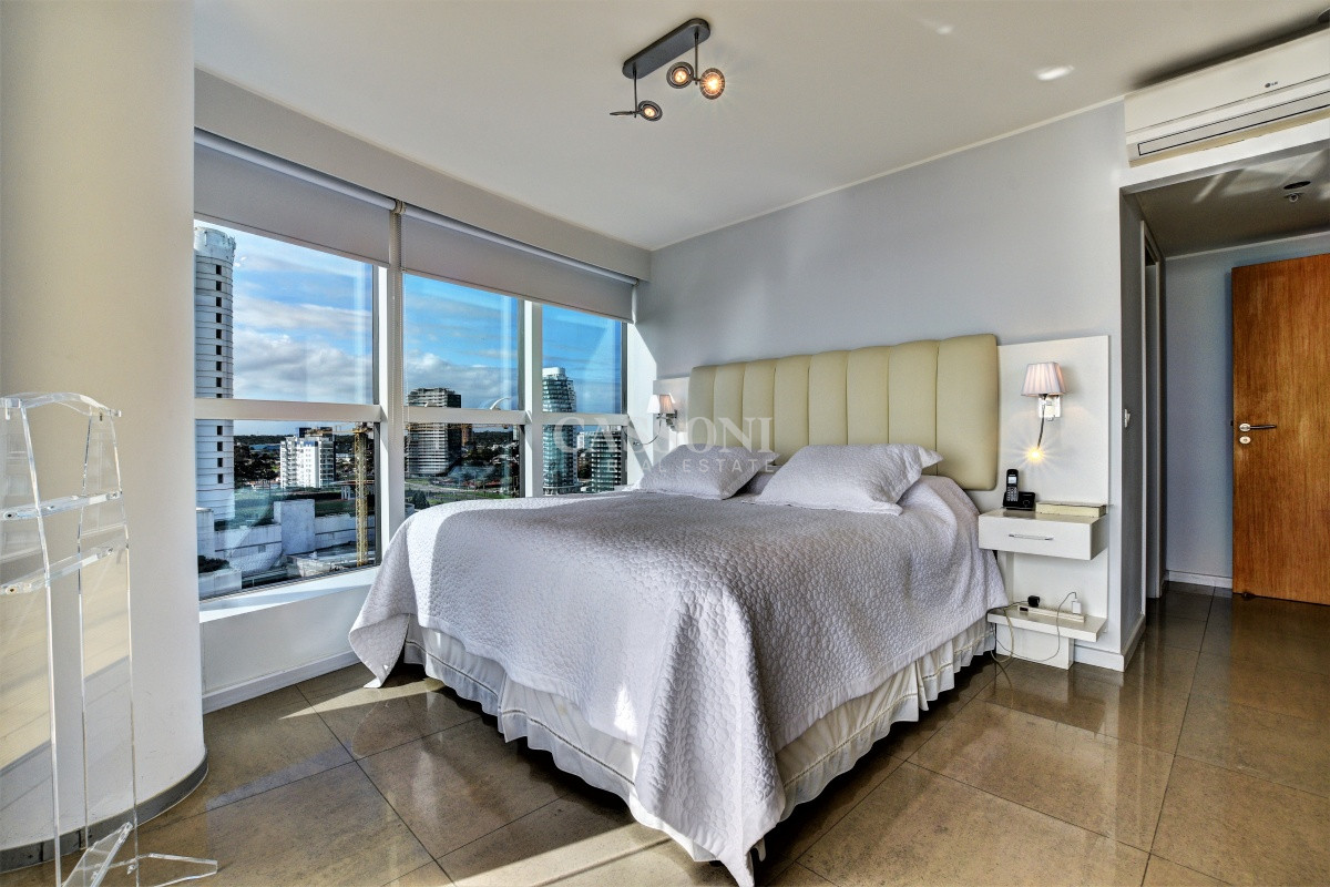 Apartamento ID.3713 - Moderno apartamento de 3 Dormitorios y Dependencia Playa Mansa