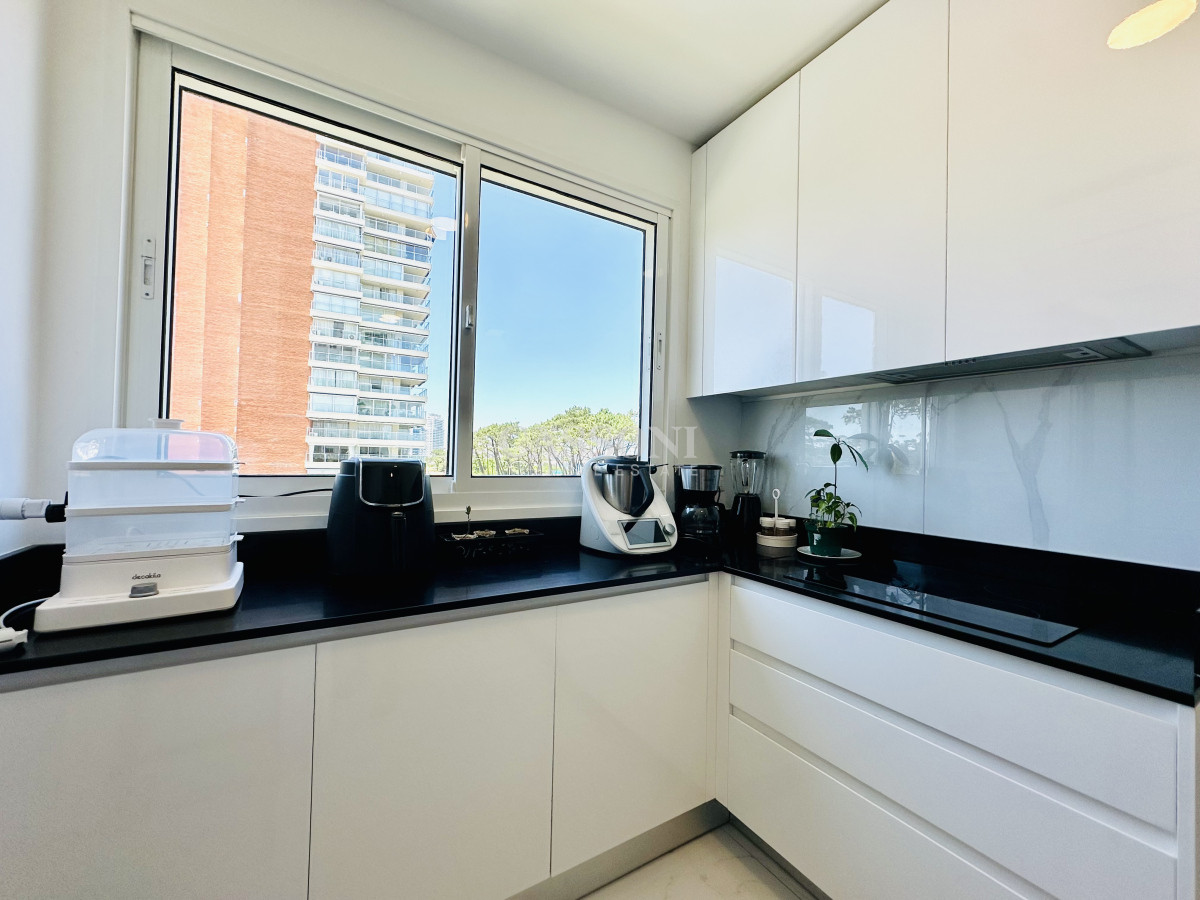 Apartamento ID.4230 - Apartamento Frente al Mar de 3 Dormitorios y Dependencia en Playa Mansa, Punta del Este 