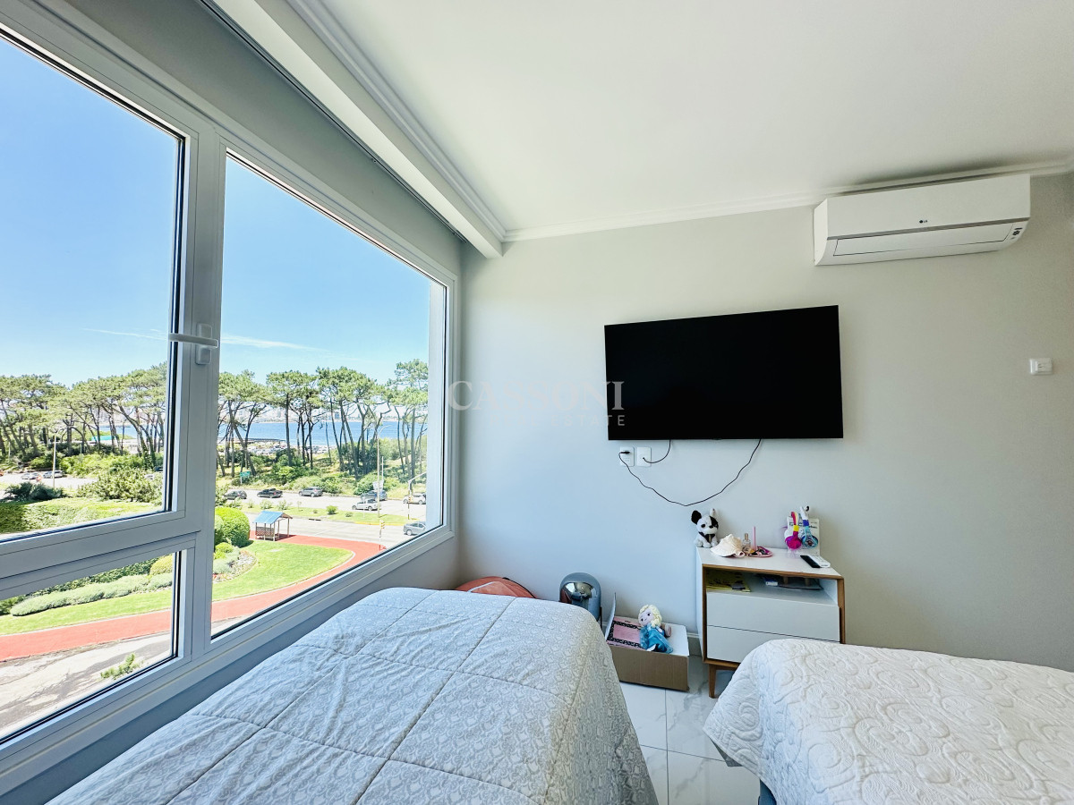 Apartamento ID.4230 - Apartamento Frente al Mar de 3 Dormitorios y Dependencia en Playa Mansa, Punta del Este 
