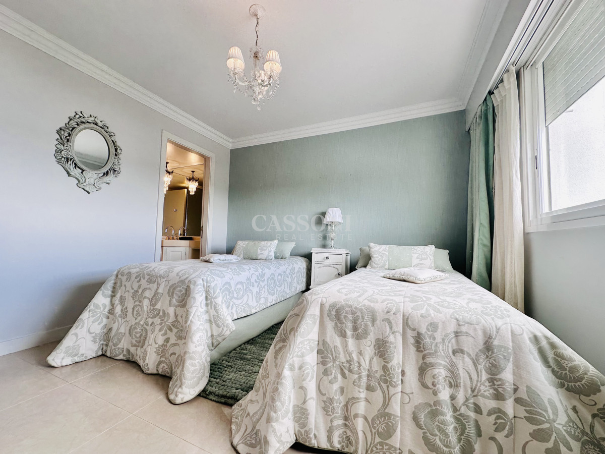 Apartamento ID.2594 - Lujoso Penthouse de 4 Dormitorios con Vista al Mar sobre Playa Mansa, Punta del Este