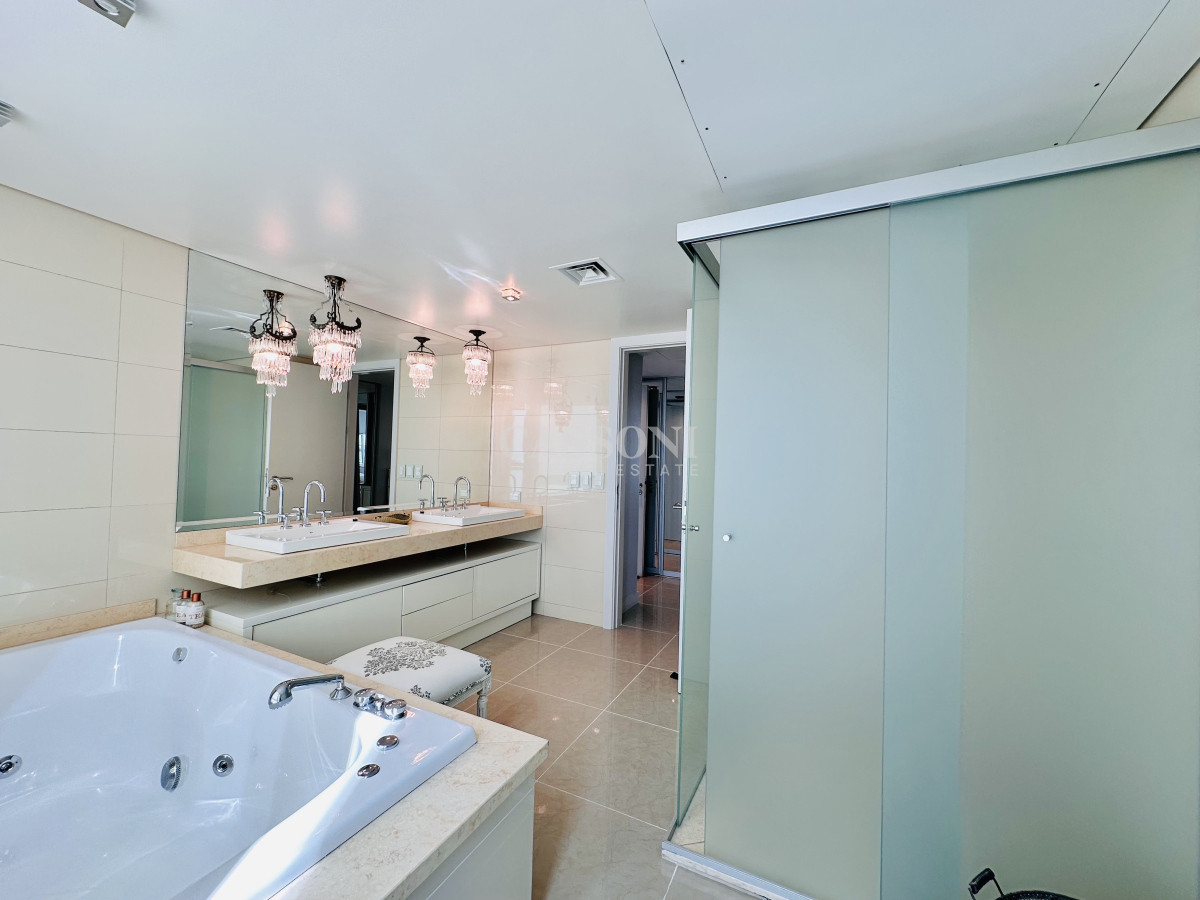 Apartamento ID.2594 - Lujoso Penthouse de 4 Dormitorios con Vista al Mar sobre Playa Mansa, Punta del Este