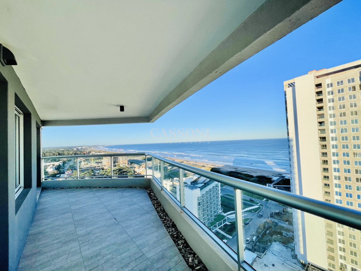 Apartamento ID.2242 - Apartamento de 3 Dormitorios y Dependencia, con Parrillero y Vista al Mar en Playa Brava, Punta del Este 