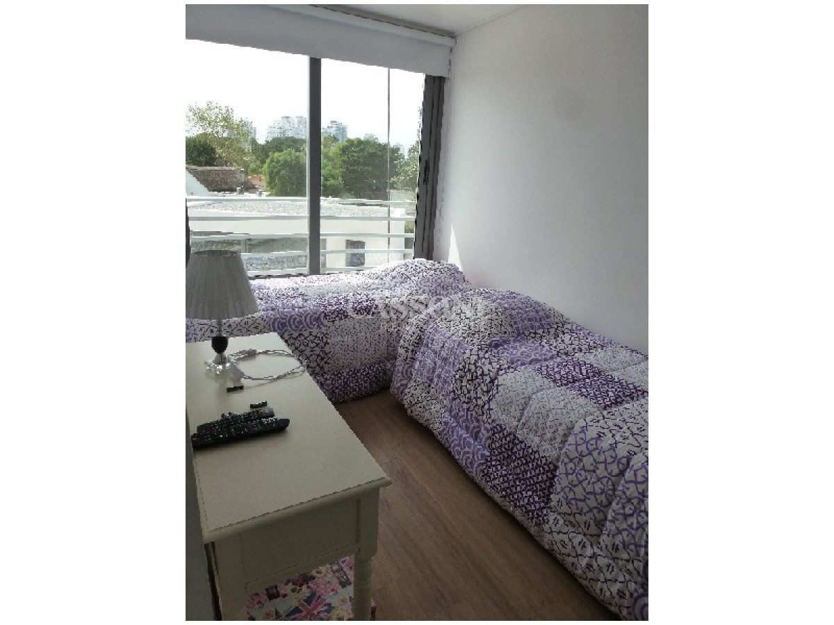 Apartamento ID.4712 - Alquiler temporal de apartamento de dos dormitorios con dos baños en Playa Mansa, Punta del Este