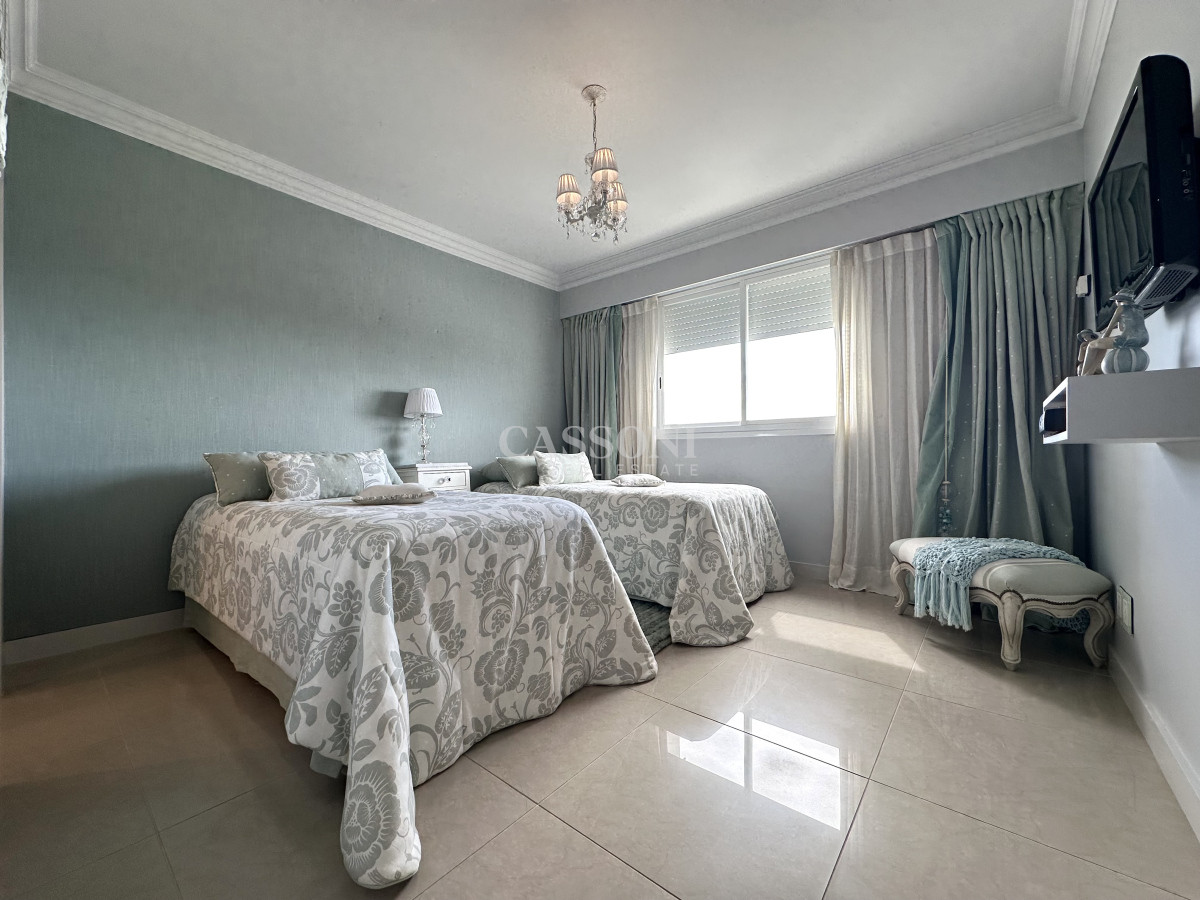 Apartamento ID.2594 - Lujoso Penthouse de 4 Dormitorios con Vista al Mar sobre Playa Mansa, Punta del Este
