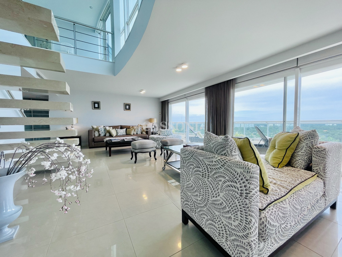 Apartamento ID.2594 - Lujoso Penthouse de 4 Dormitorios con Vista al Mar sobre Playa Mansa, Punta del Este