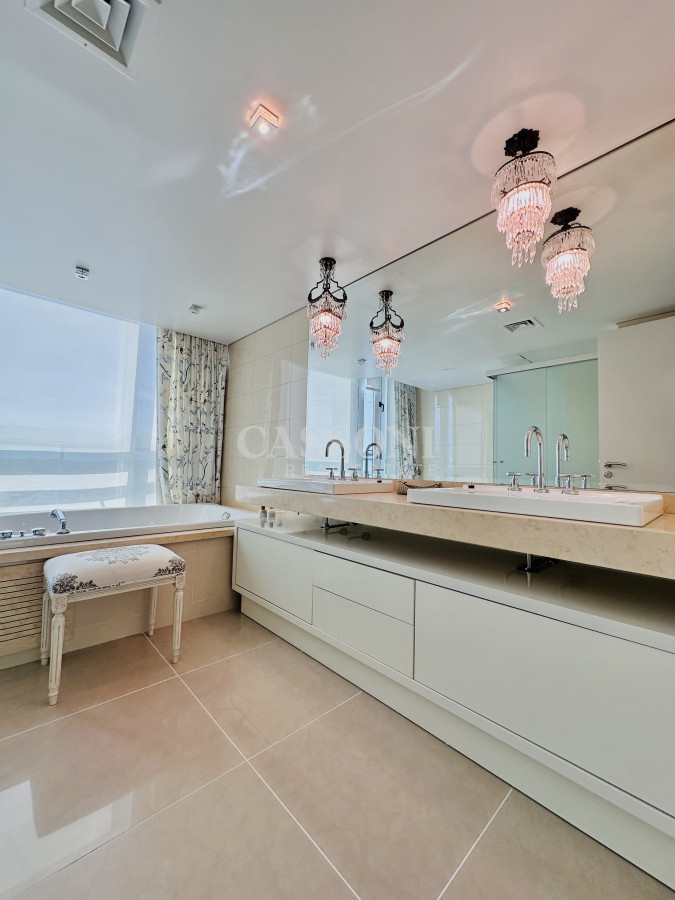 Apartamento ID.2594 - Lujoso Penthouse de 4 Dormitorios con Vista al Mar sobre Playa Mansa, Punta del Este